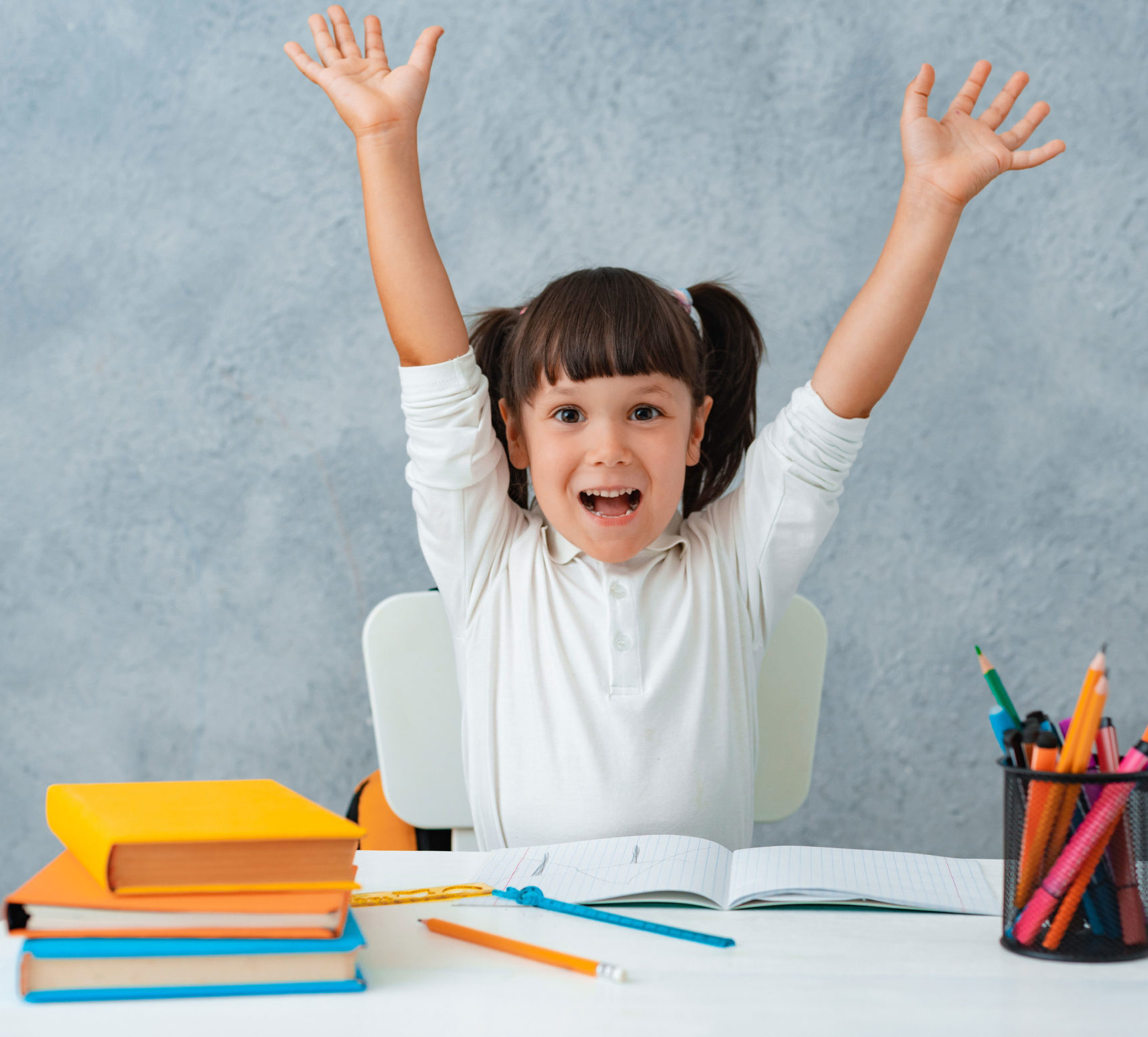 Niña feliz en clase de inglés