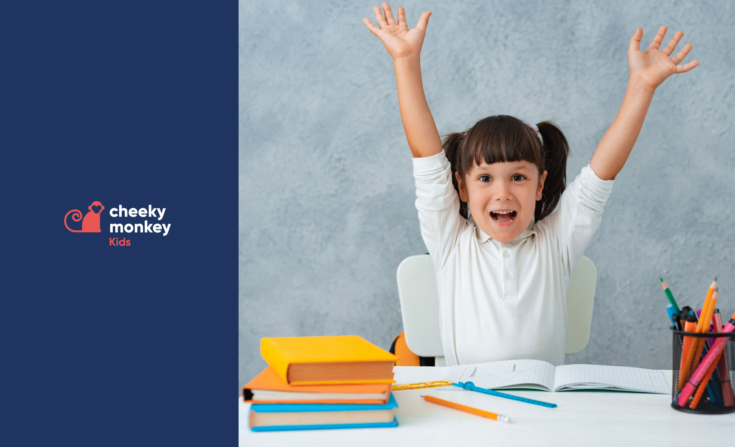 Niña feliz en clase de inglés