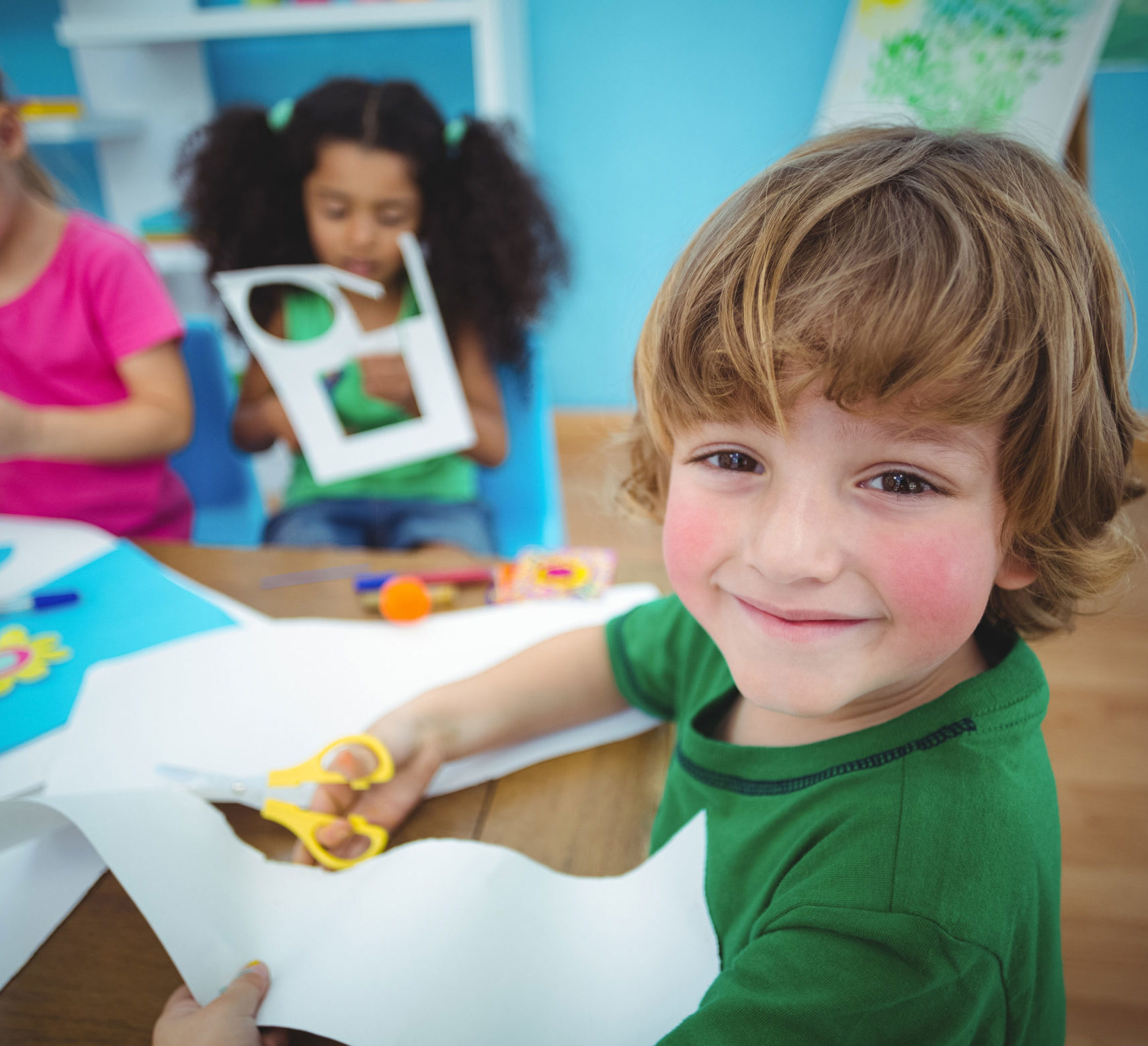 ludoteca en ingles en Murcia niño haciendo manualidades