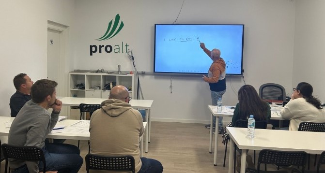 Profesor nativo dando clase de inglés empresarial