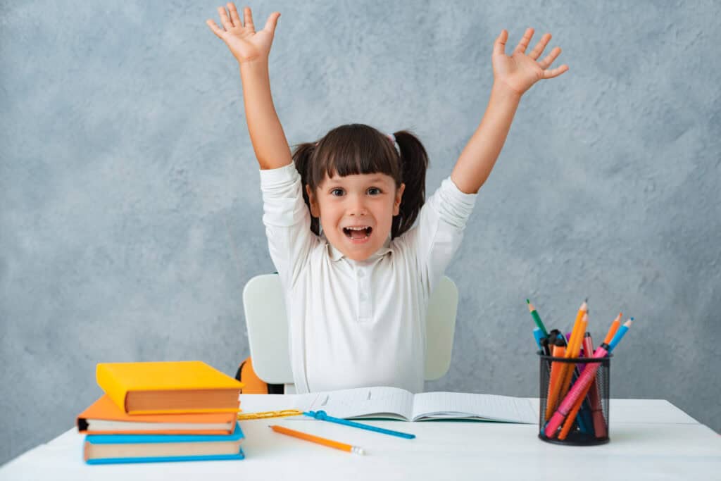 Cursos de inglés con profesor nativo back school cute child schoolgirl sitting desk room