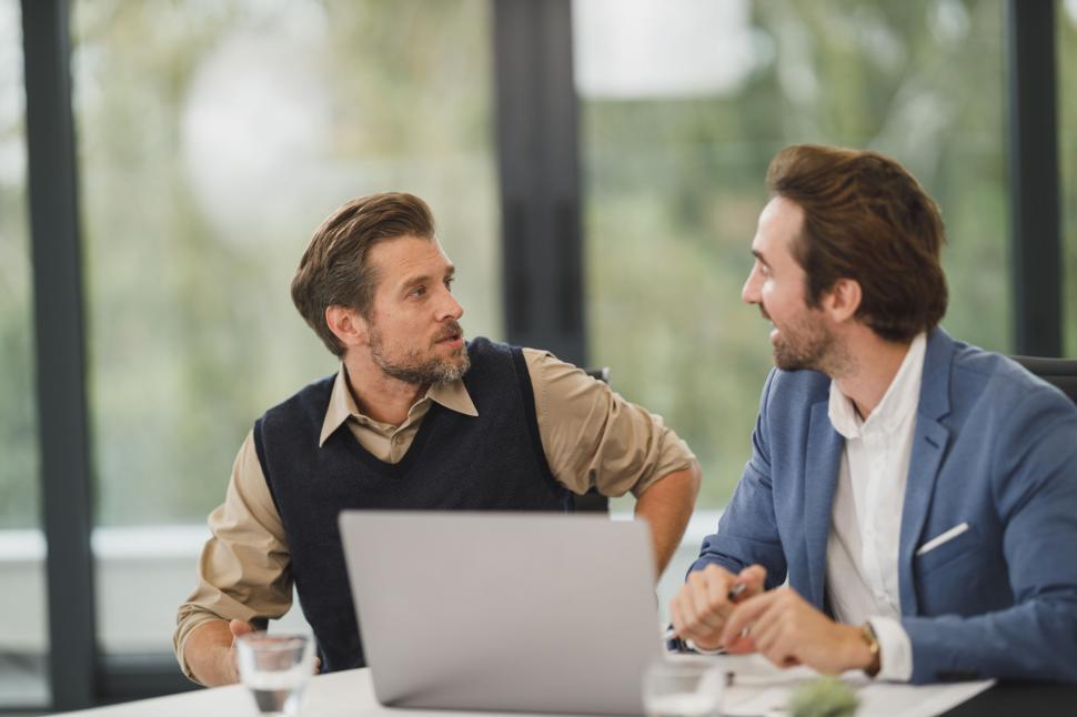 Cursos de inglés con profesor nativo two businessmen in a serious office talk