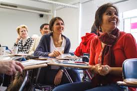 Cursos de inglés con profesor nativo Cómo mejorar tu pronunciación en inglés students pronouncing