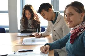 Cursos de inglés con profesor nativo Cómo entender y usar los Phrasal Verbs correctamente Cursos de inglés con profesor nativo students phrasal verbs