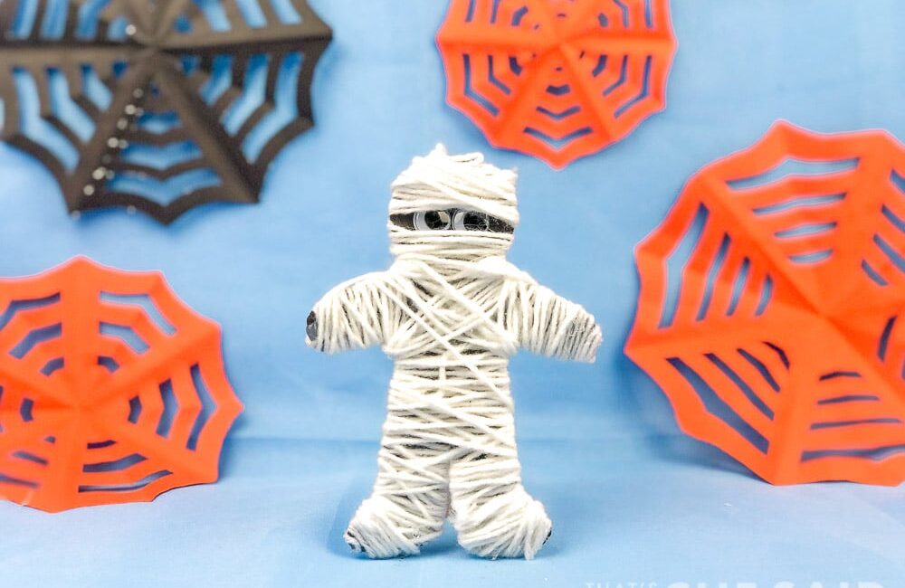 Cursos de inglés con profesor nativo Halloween Mummy Craft for Kids 12