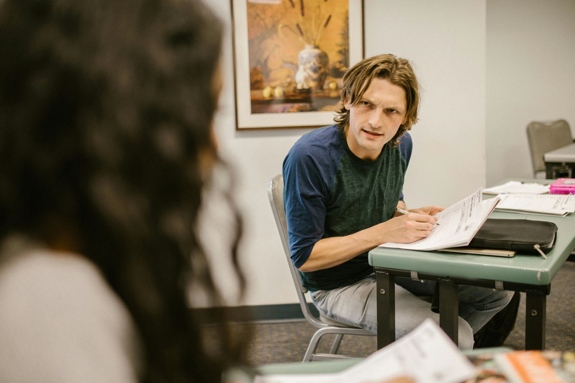 Cursos de inglés con profesor nativo ¿Estás aprendiendo inglés como en los años 90? Cursos de inglés con profesor nativo student asking 1