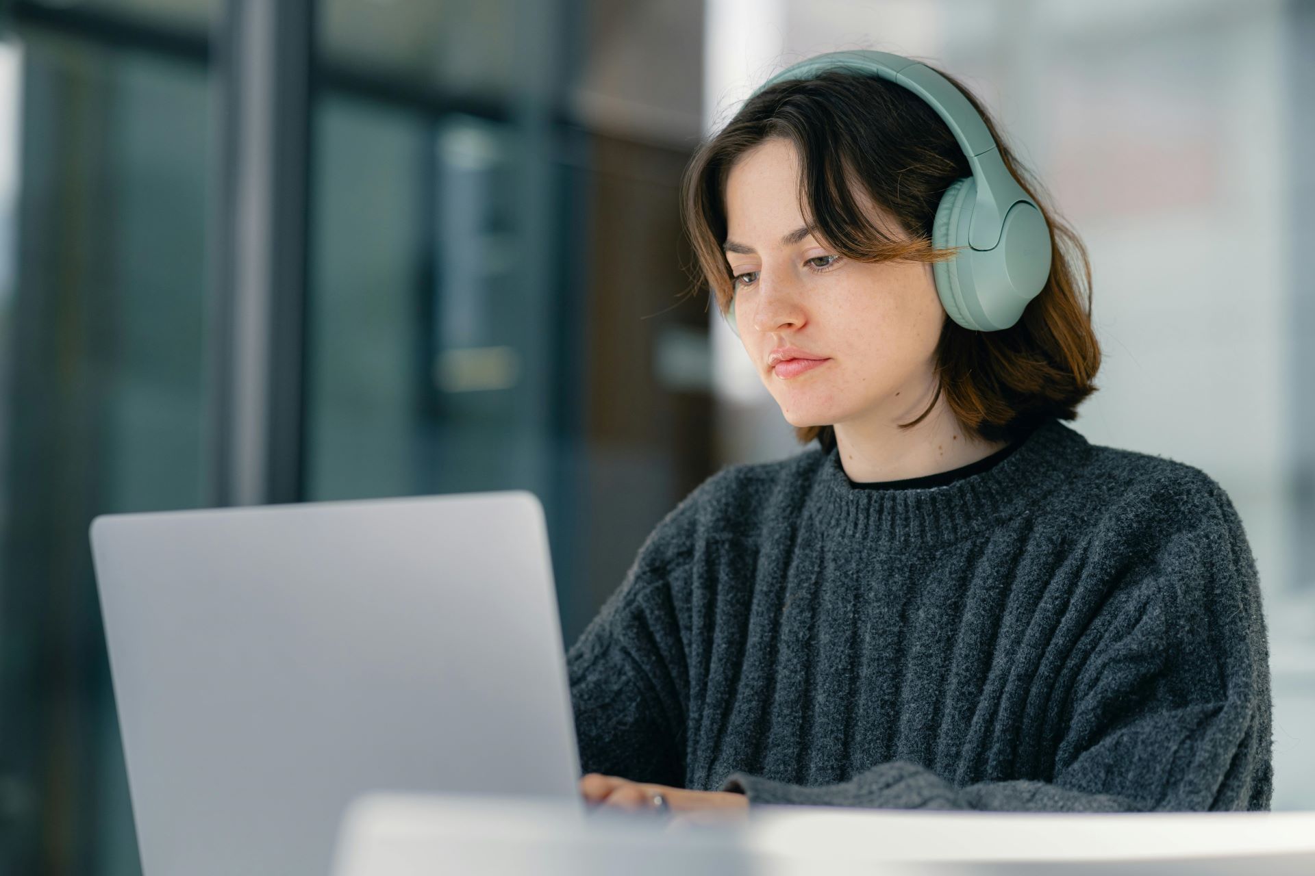 Cursos de inglés con profesor nativo ISE Digital: El futuro de los exámenes de inglés ya está aquí Cursos de inglés con profesor nativo student headphones 2
