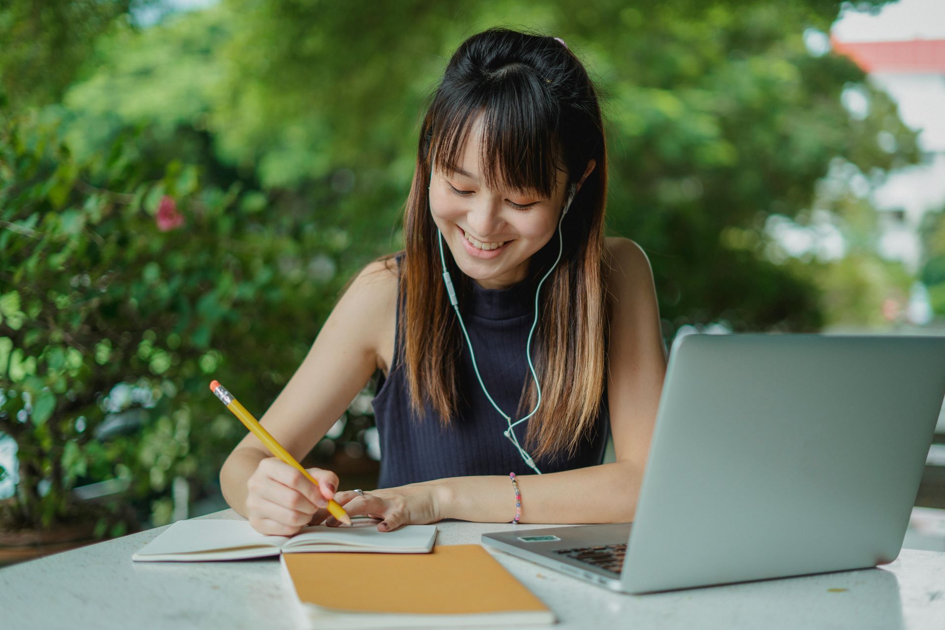 Cursos de inglés con profesor nativo student headphones