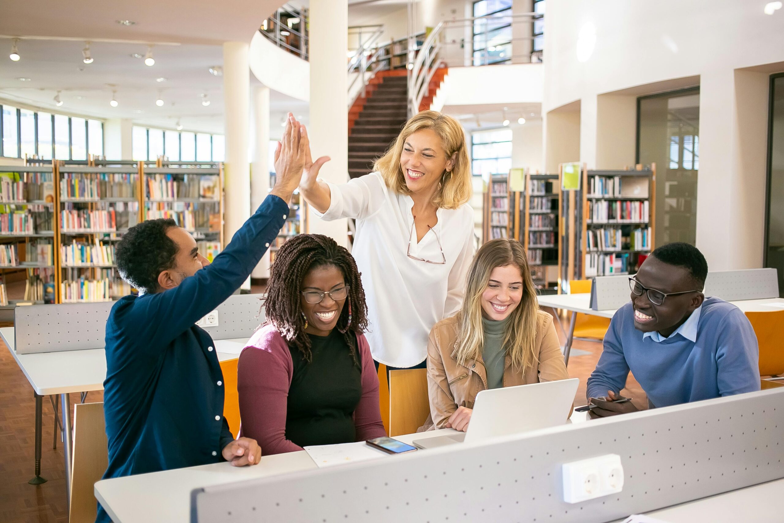 Cursos de inglés con profesor nativo young teacher 1 scaled