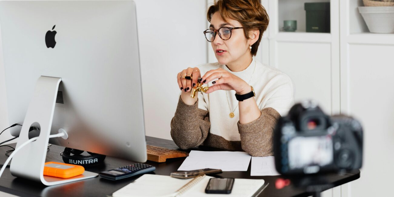 Cursos de inglés con profesor nativo online teacher cover