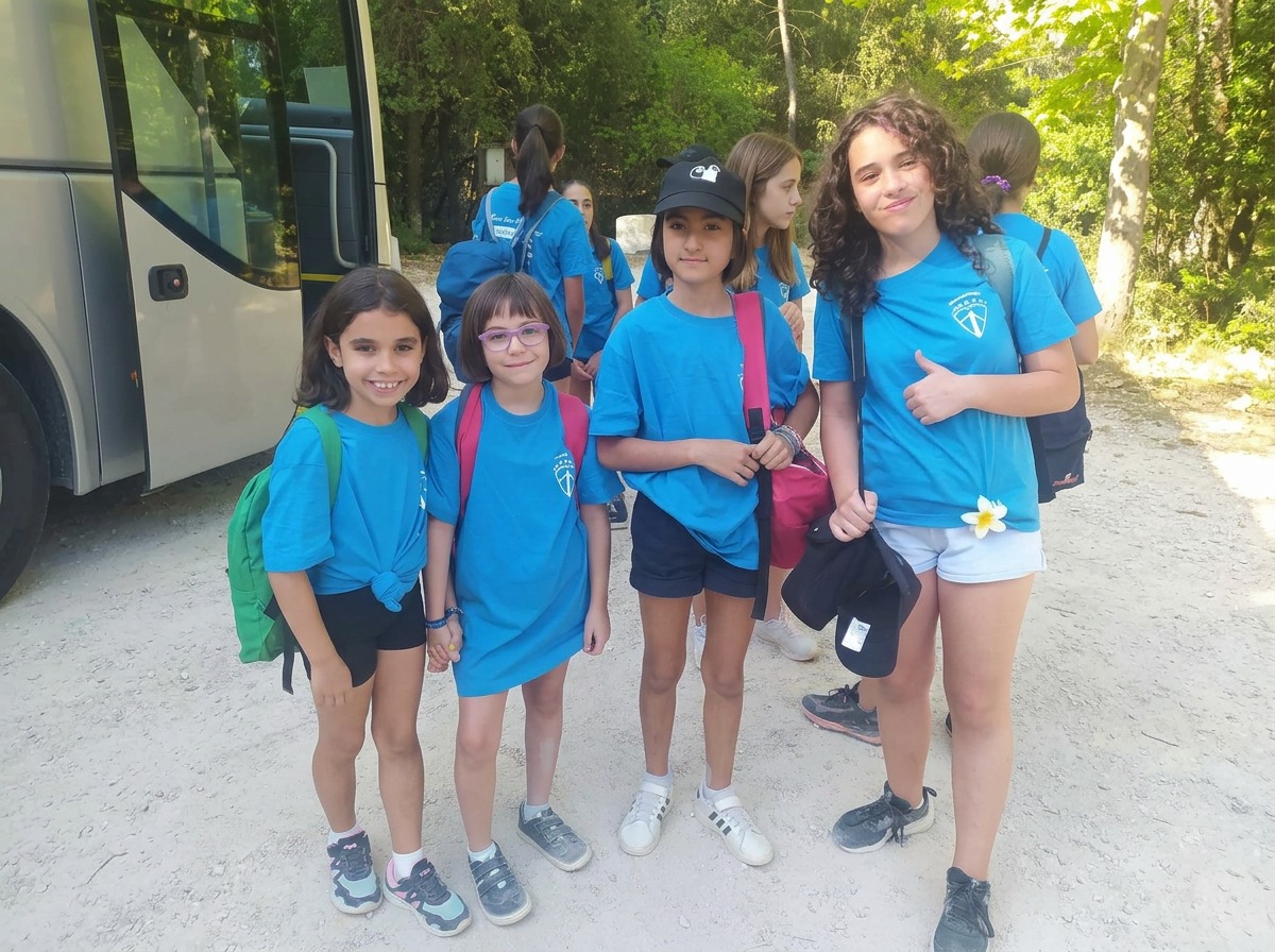 Niños en campamento de inglés en Cazorla con mochilas y ropa deportiva.